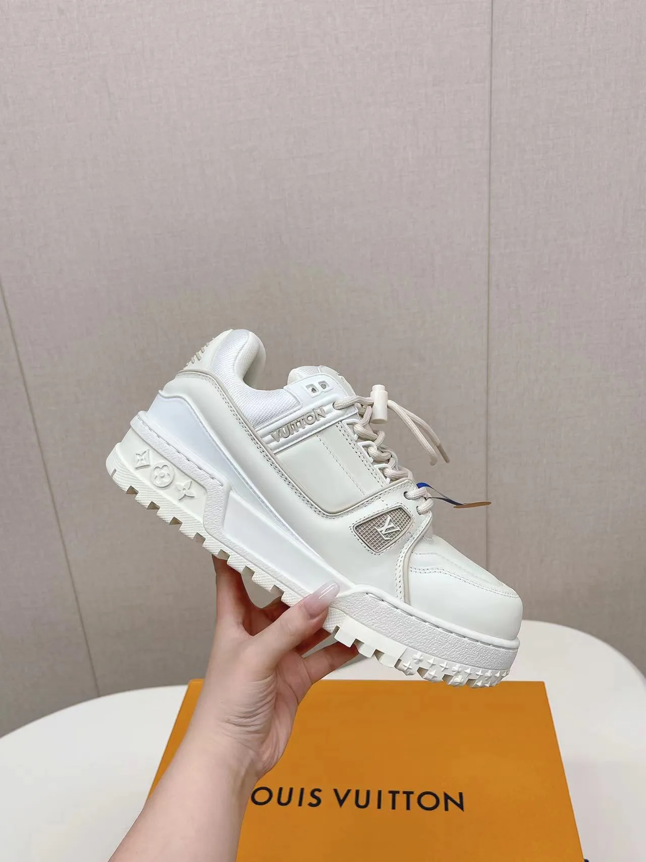 👟👟Ex-factory price 800👟👟 LV casual sneakers, new colors for early spring 2024, amplify the attention of the classic LV Trainer sneakers, and are an extension of inspiration from the 2023 spring and summer men's fashion show. Rubber L.v logos adorn the tongue, sides and back of the shoe. This pair of cute fat version of Trainer has attracted much attention. The three-dimensional and full shoe body is full of childlike fun while being trendy and cool! Size: 38-45